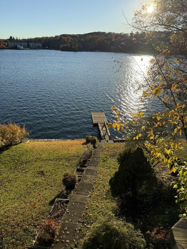 Building Photo - 10 Hillside Rd