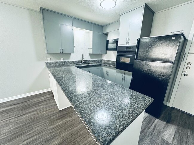 Building Photo - 601 W 11th St