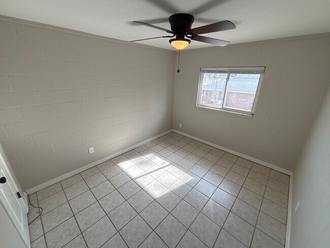 Building Photo - 2150 Saxon St