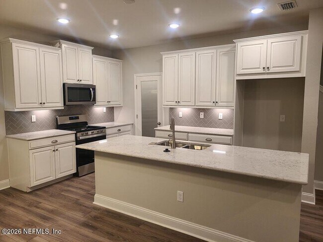 Building Photo - 25 Roycroft Pl