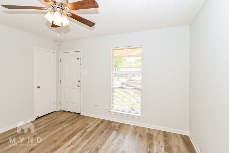 Building Photo - 2890 Briarwood Dr