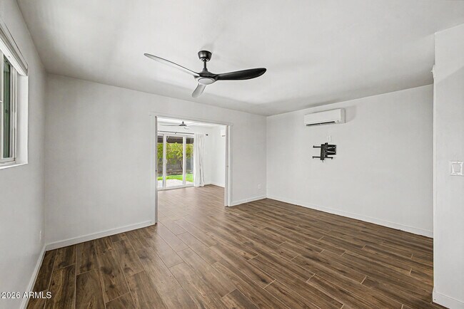 Building Photo - 521 W Mariposa St