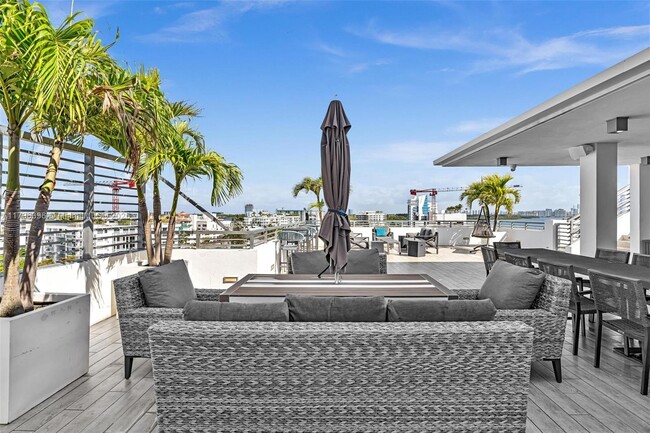 Building Photo - 9901 E Bay Harbor Dr