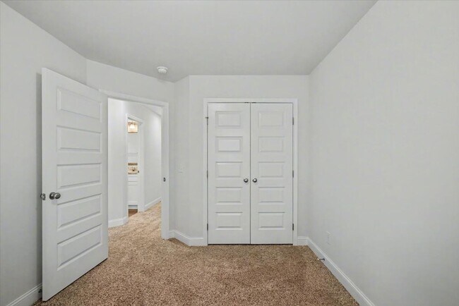 Building Photo - Like New 3 Bed, 2.5 Bath End Unit Townhome in Richmond Hill