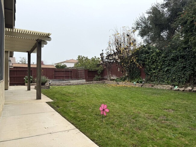 Building Photo - Polished and Chic 4/2 Available NOW!!