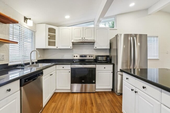 Building Photo - 6900 Thornhill Dr