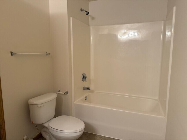 Building Photo - 2 bed 2 bath 1st Floor South Fargo