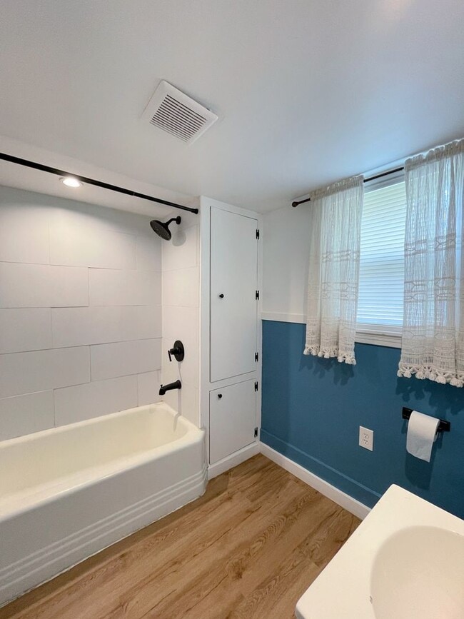 Building Photo - Updated 2 bedroom home
