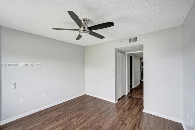 Building Photo - 520 SE 5 Ave