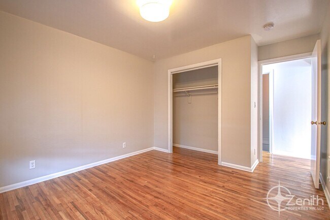 Building Photo - 1601 Esther St