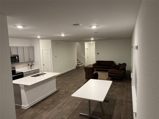 Building Photo - 204 James River Dr