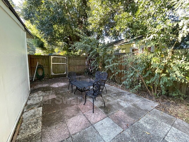 Building Photo - 924 Vistabula St