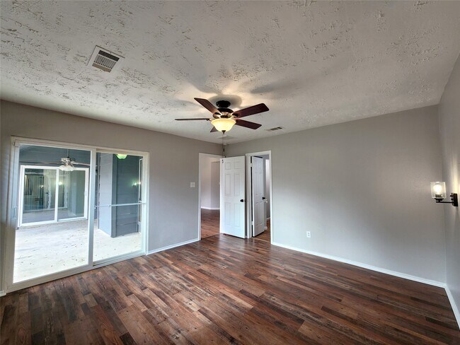 Building Photo - 2118 Creston Dr