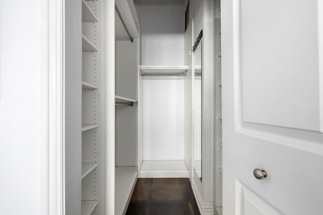 Building Photo - One bedroom, two bath corner unit in Baker with two balconies