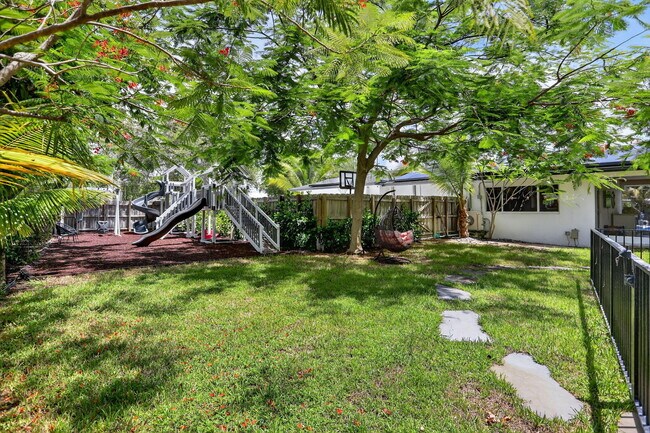 Building Photo - 600 NE 4th St