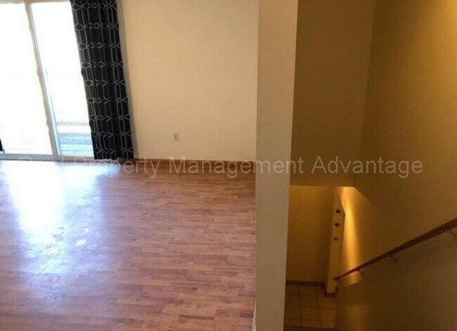 Building Photo - Spacious 2 Bed Condo with Attached Garage