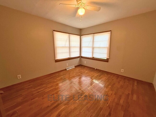 Building Photo - 3 Bedroom, 1 Bathroom Available Now