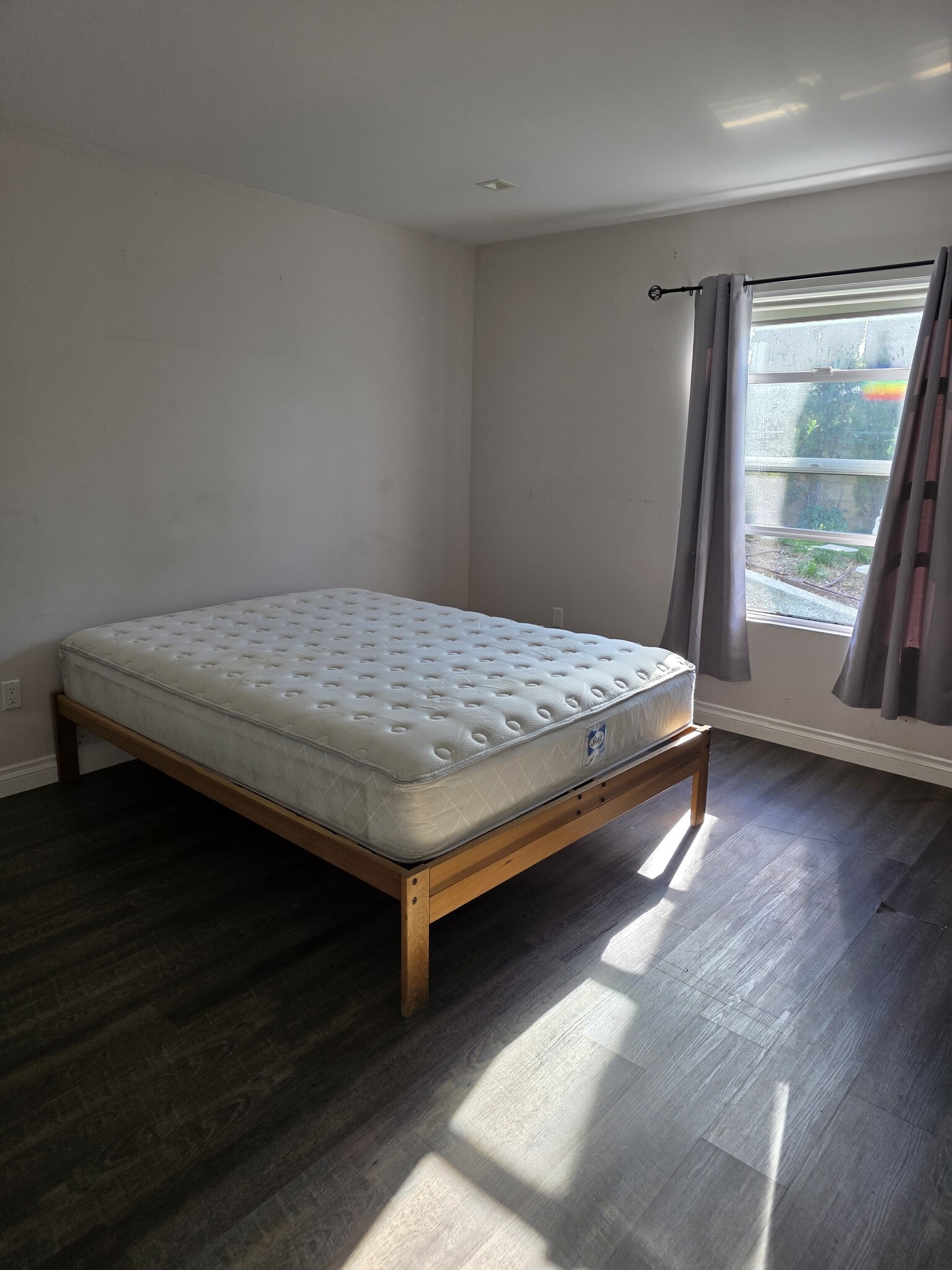 Building Photo - 321 S Thurston Ave