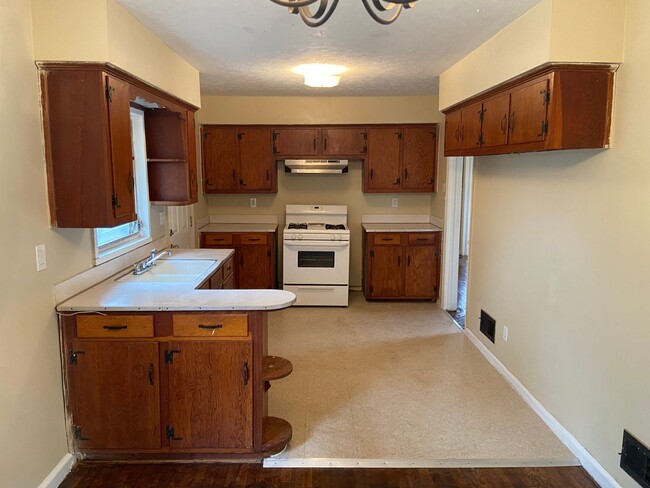 Building Photo - **ON HOLD**3 Bedroom / 1 Bathroom Home for...