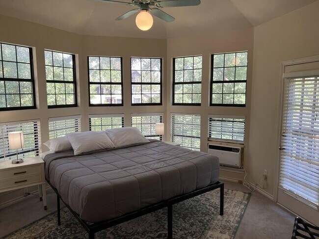 Building Photo - 501 Westbrook Dr