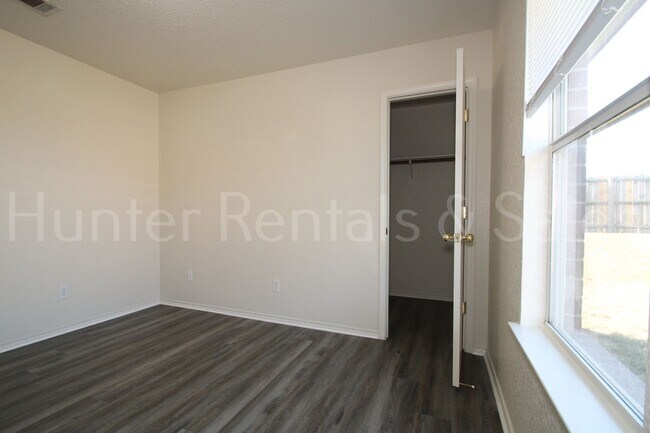 Building Photo - Spacious Duplex!
