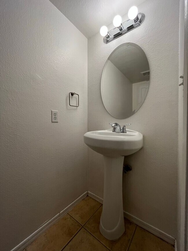 Building Photo - 3 Bedroom Townhome Near W University Dr and S Hardy Dr!