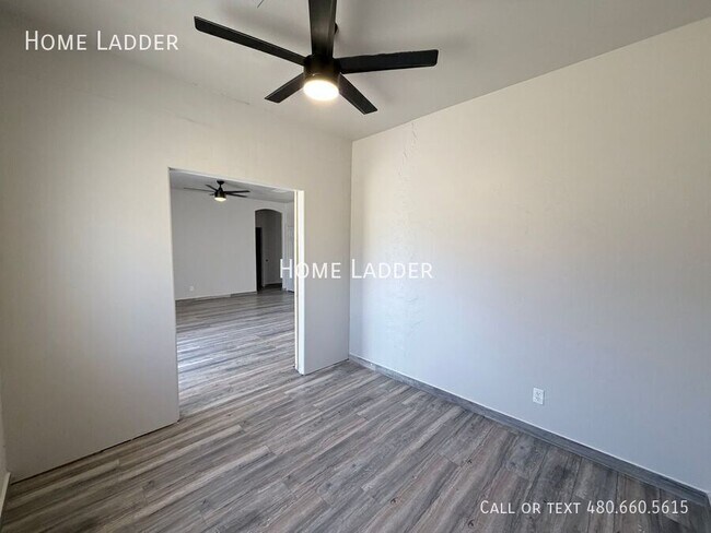 Building Photo - 651 W Fairway Cove Dr
