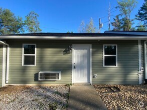 Building Photo - 2 Bedroom 1 Bath Apartment located in Gree...