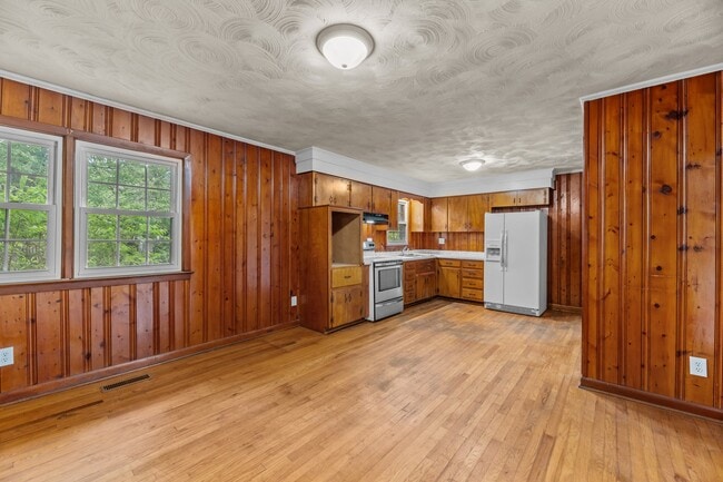 Building Photo - 607 Pinetree Dr