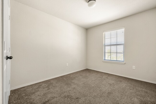 Building Photo - 566 Creekside Cir