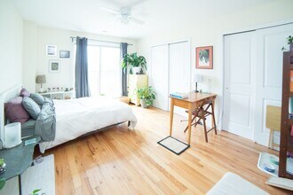 Building Photo - 3006 W Girard Ave