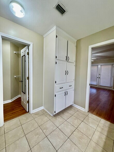 Walk-in Closet - 115 Lakeside Dr