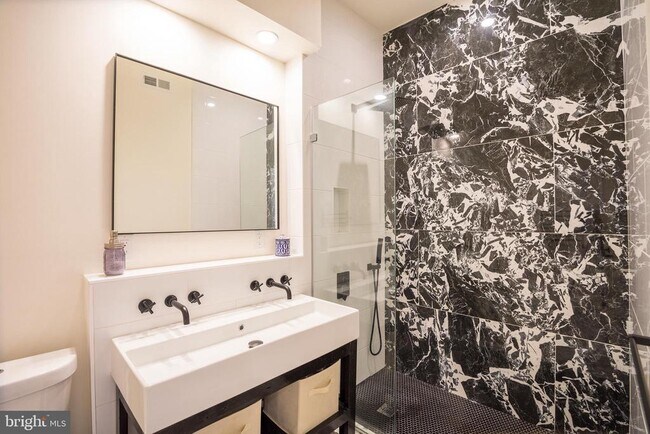 Building Photo - 2246 Sears St