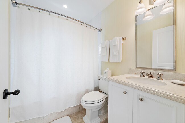 Building Photo - 210 Emerald Ln