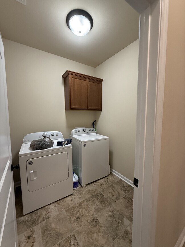 Building Photo - 734 Red Pine Dr