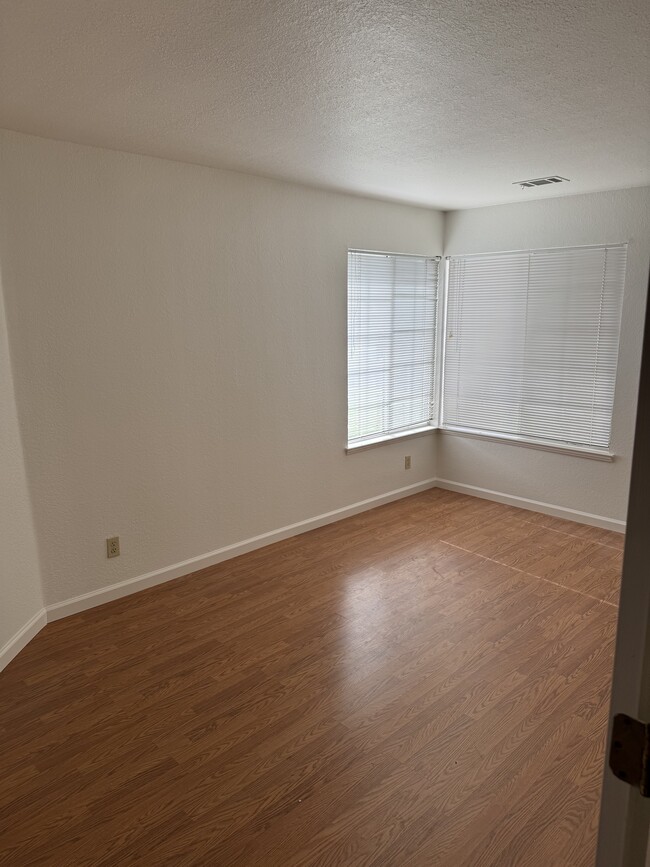 Building Photo - 873 Sonnet Wy