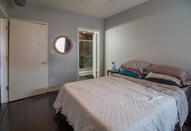 Building Photo - 4537 S Drexel Blvd