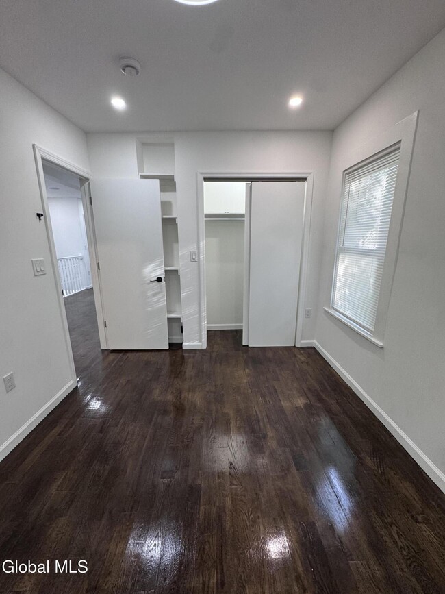 Building Photo - 885 Yorkston St