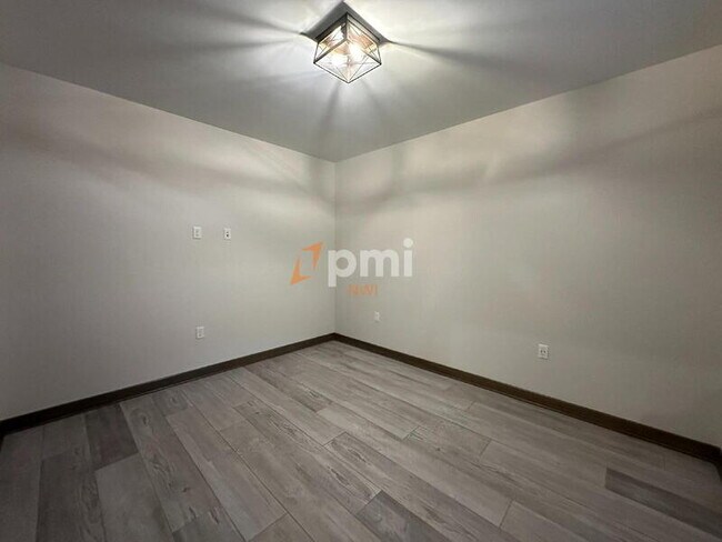 Building Photo - 2105 Hendon Way