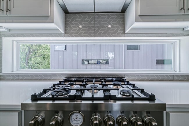 Building Photo - 6028 Lewis St