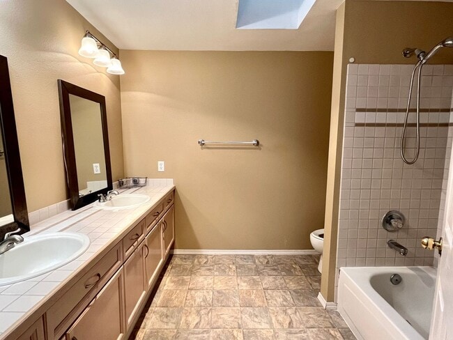 Building Photo - Gorgeous townhome in Redmond