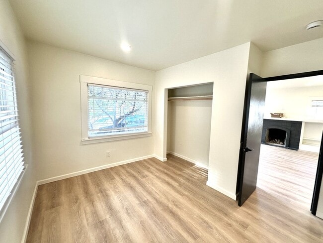 Building Photo - 5 Bed/2 Full Baths W/Washer&Dryer Hook Ups!