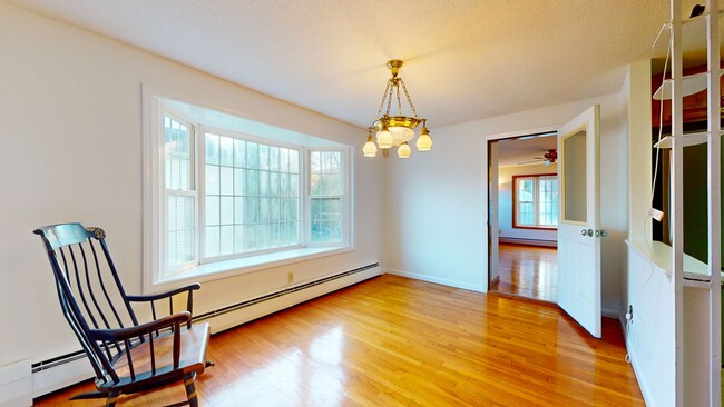 Building Photo - 3 Bedroom Split Level in Woodbridge
