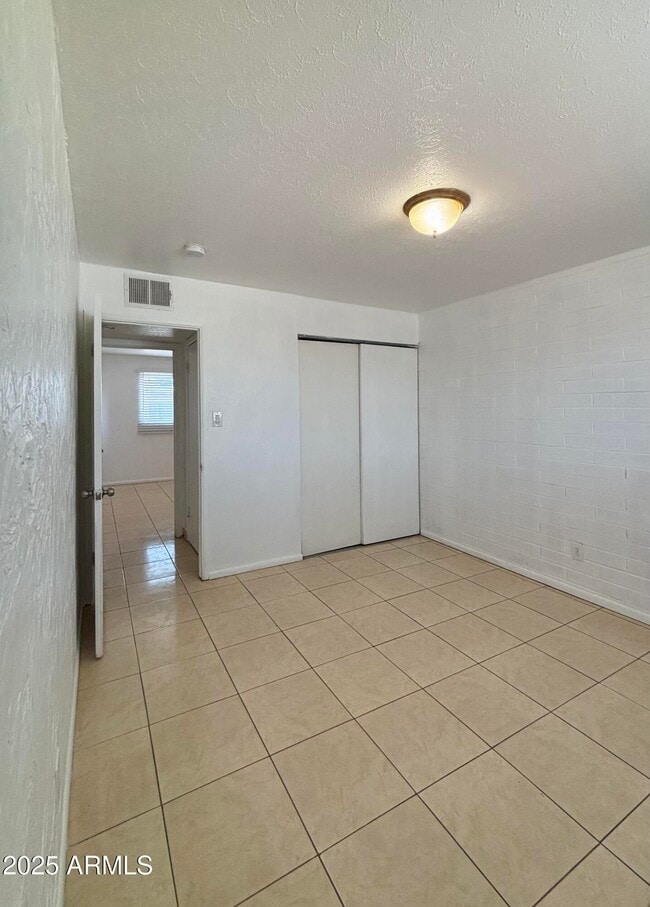Building Photo - 4842 W Elm St