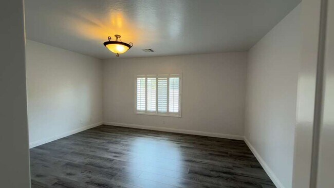Building Photo - A Perfect Blend of Luxury, Comfort & Style