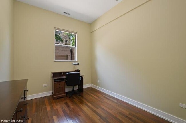 Building Photo - 902 N Elston Ave