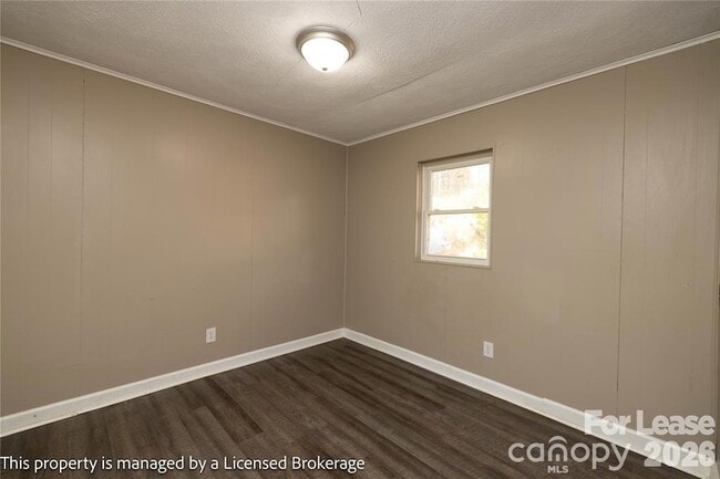 Building Photo - 213 Roslyn Rd