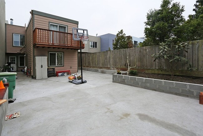 Building Photo - Remodeled 1BR/1BA garden apartment in Cent...