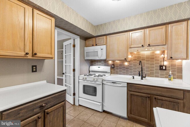 Building Photo - 220 Echelon Rd