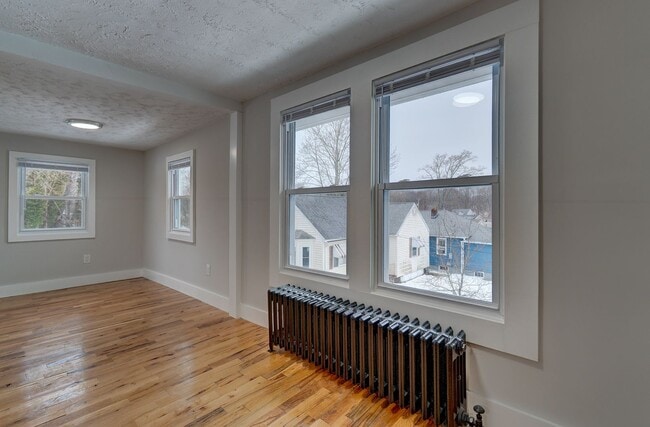 Building Photo - Newly Renovated Single Family available Now!